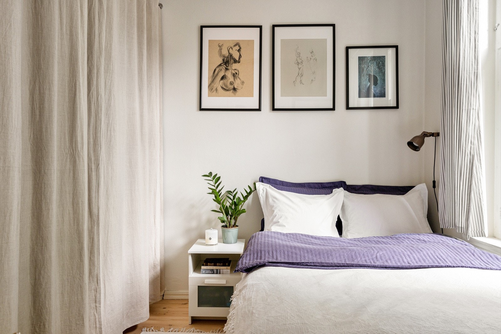 Lunt soverom med god plass til dobbeltseng med tilhørende nattbord Galleribilde