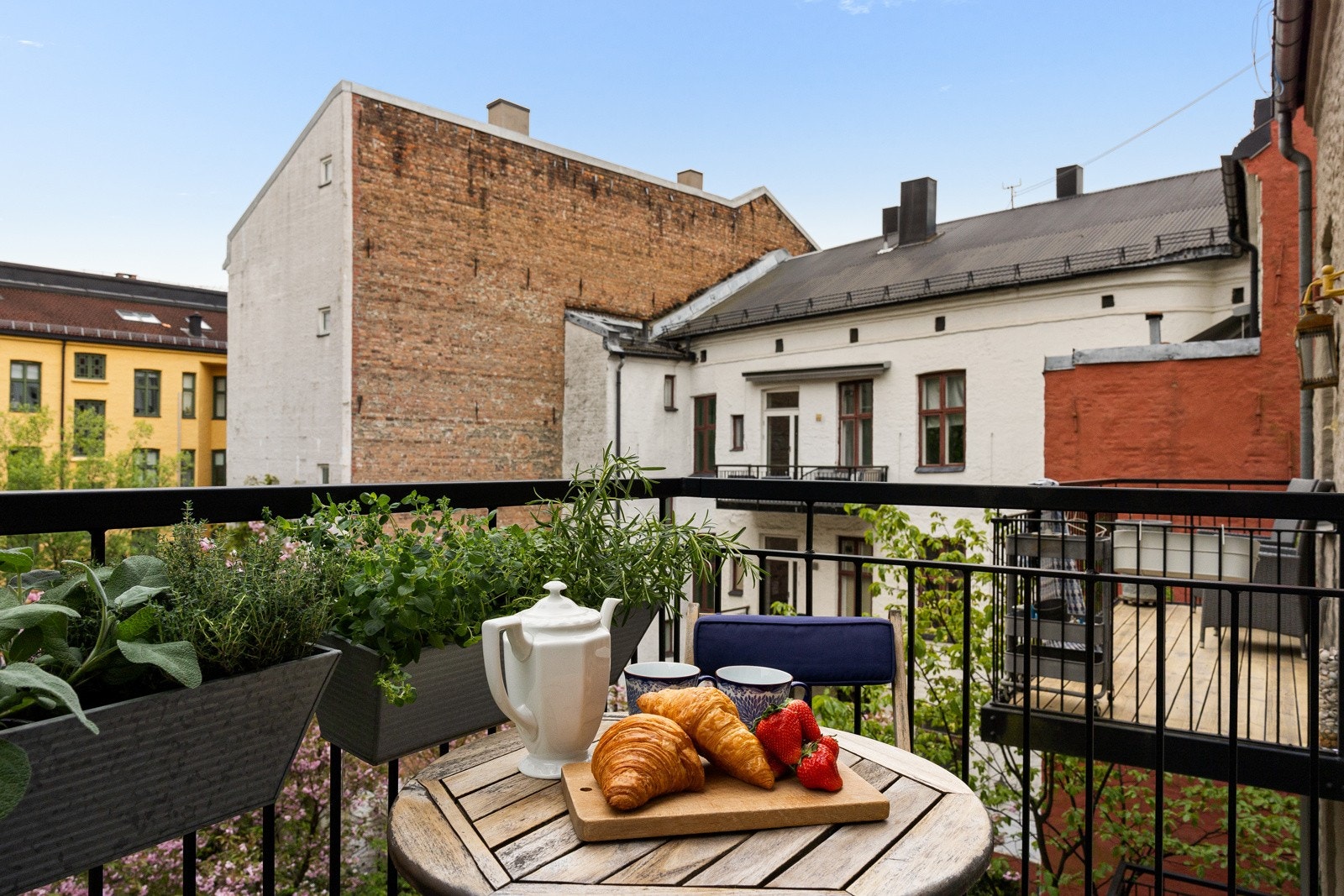 Leiligheten har en lun og deilig balkong Galleribilde