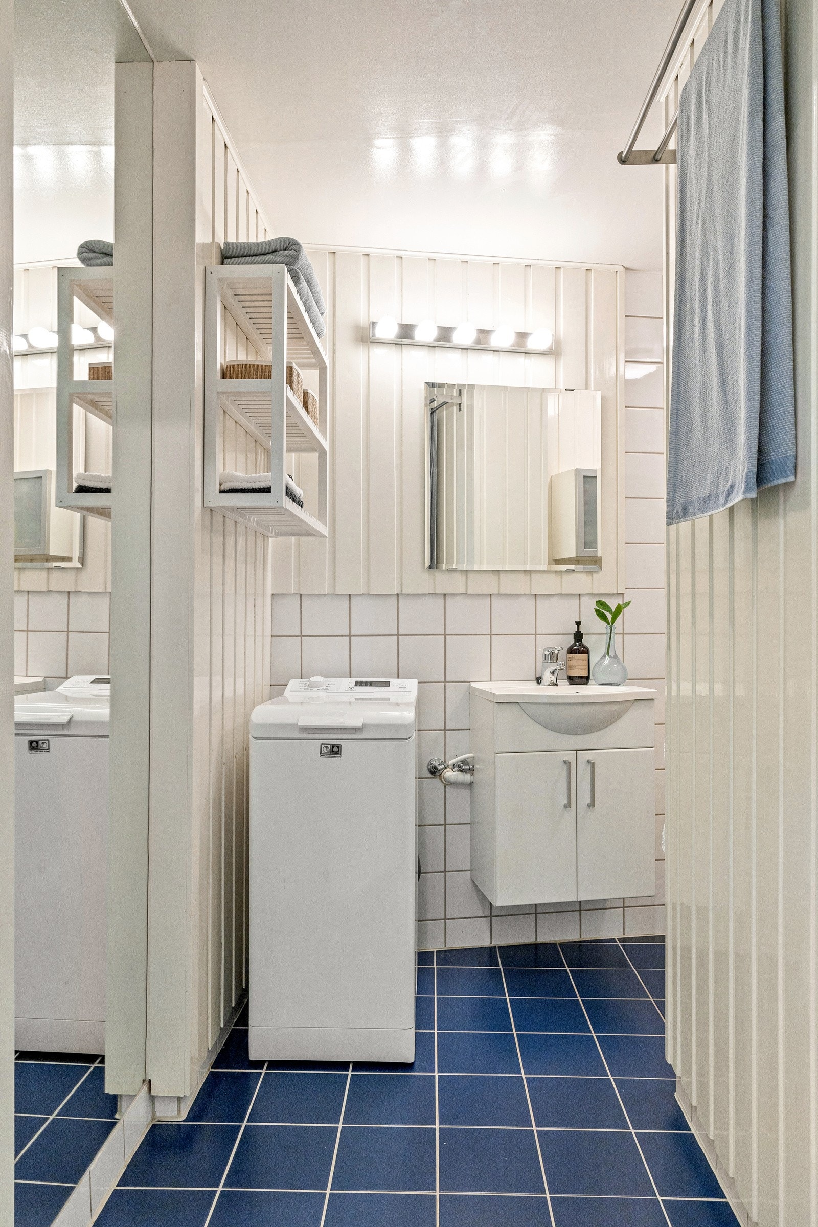 Baderom med opplegg til vaskemaskin Galleribilde