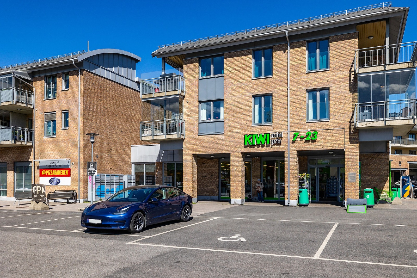 Dagligvarehandel, spisesteder og diverse servicetilbud i nærheten Galleribilde