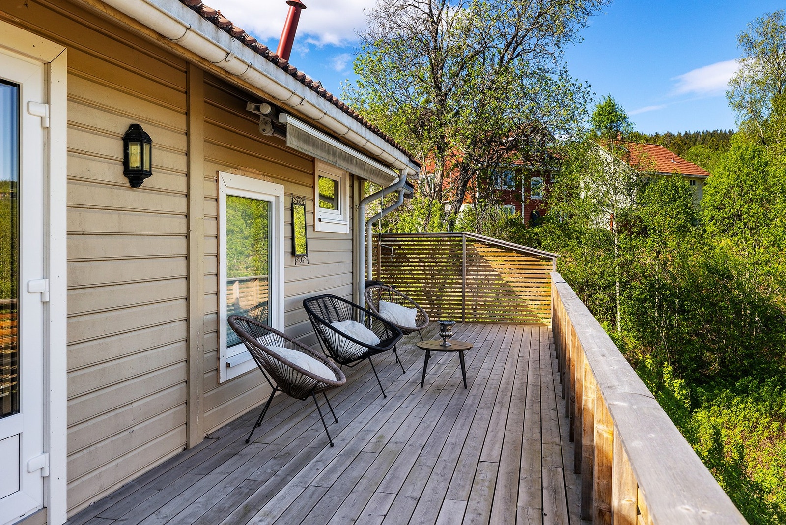 På verandaen er det god plass til både sittegrupper og grill Galleribilde