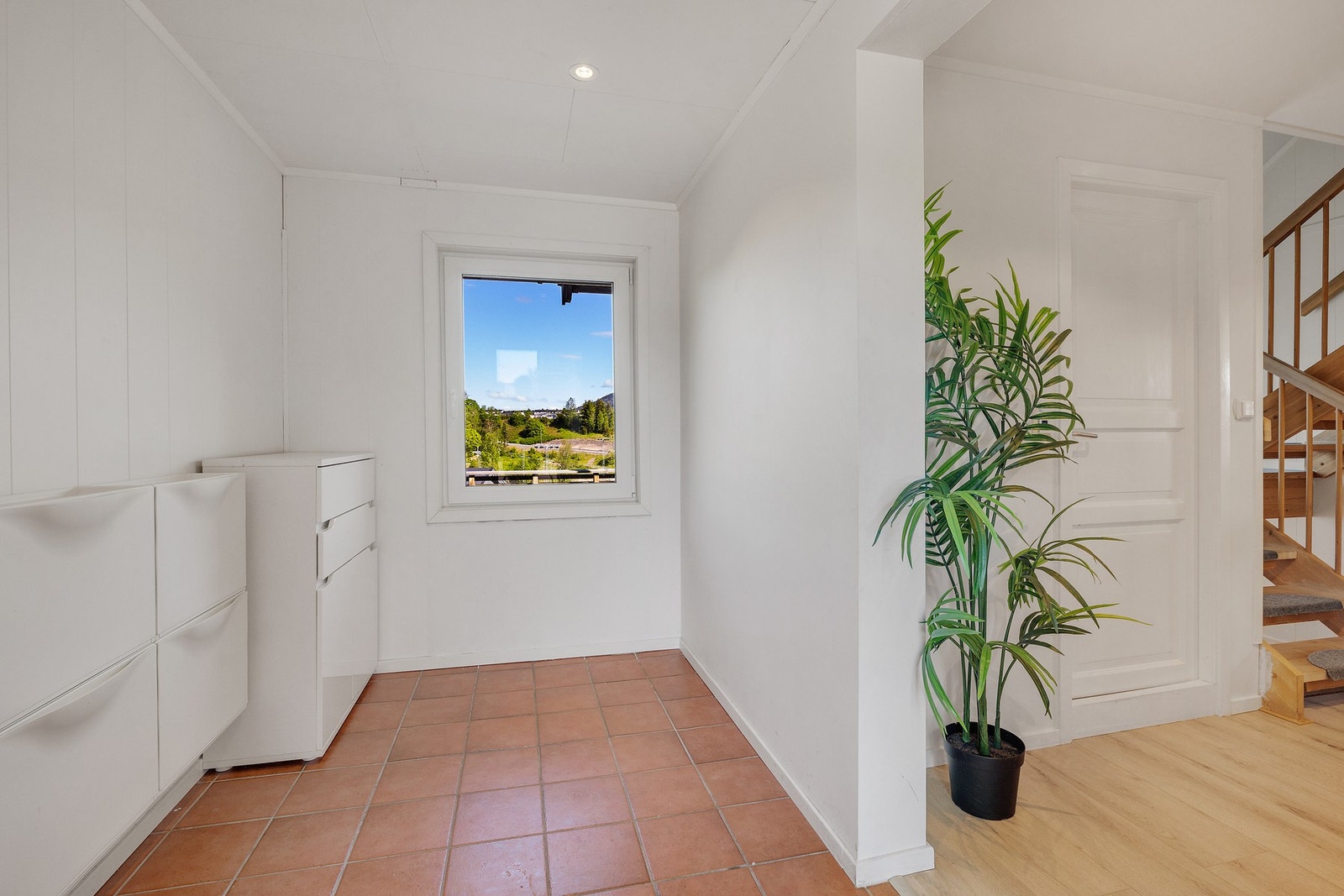 Lys og innbydende entré med god plass til diverse oppbevaringsmøbler Galleribilde