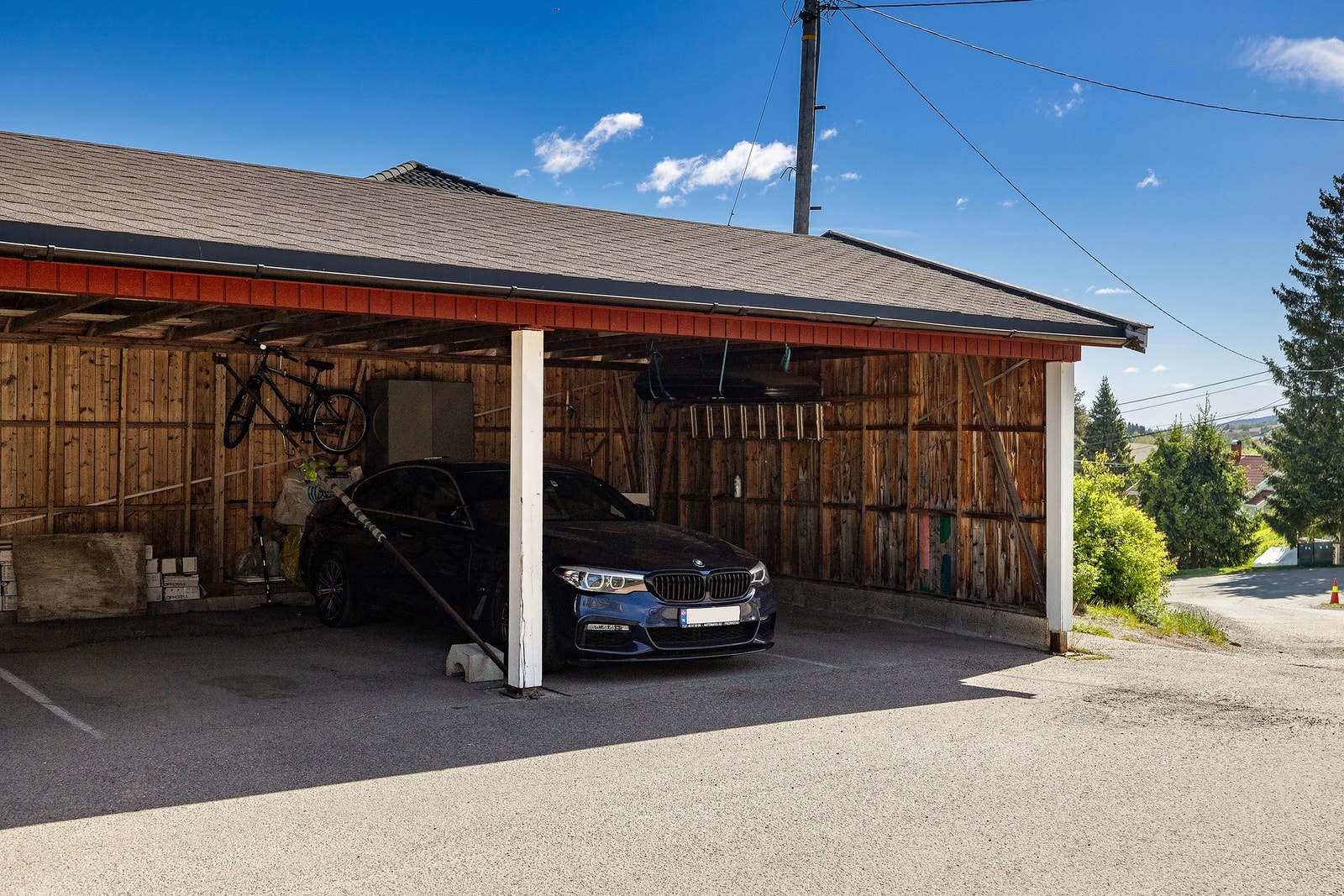 Oppstillingsplass i carport medfølger Galleribilde