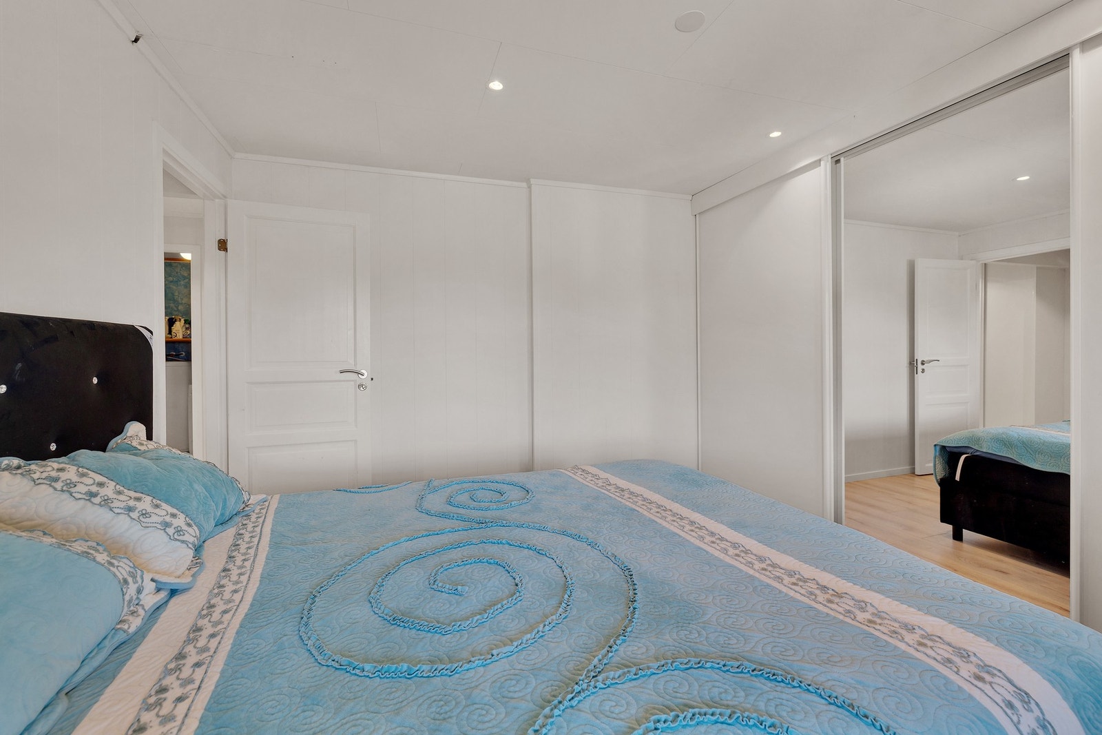 Her er det god plass til dobbeltseng med tilhørende møblement Galleribilde