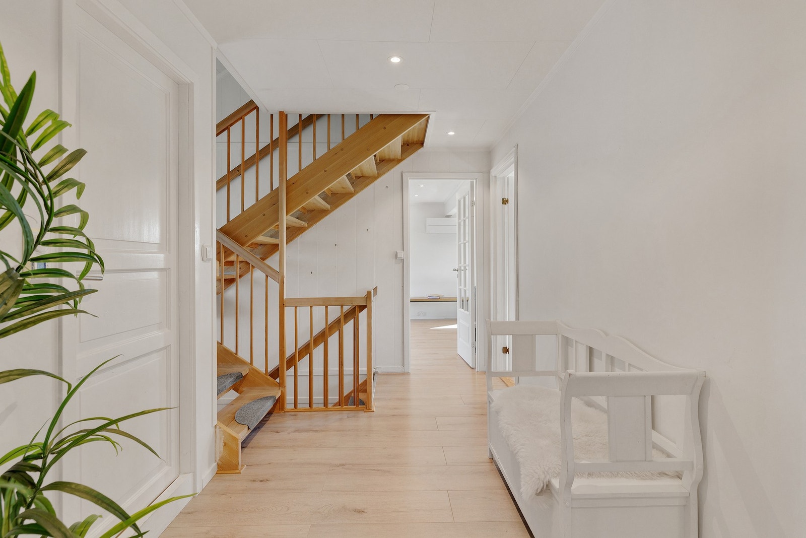 Gang med trapp til andre etasje og underetasjen Galleribilde