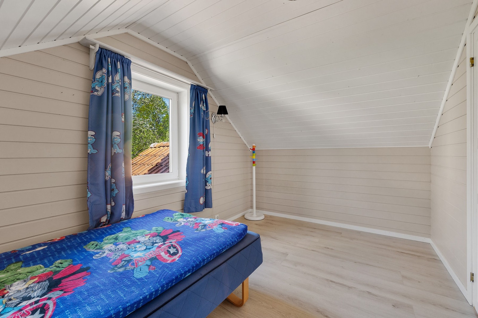 I andre etasje finner du 2 soverom av god størrelse - Godkjente byggtegninger foreligger ikke på at disse er godkjent for varig opphold Galleribilde