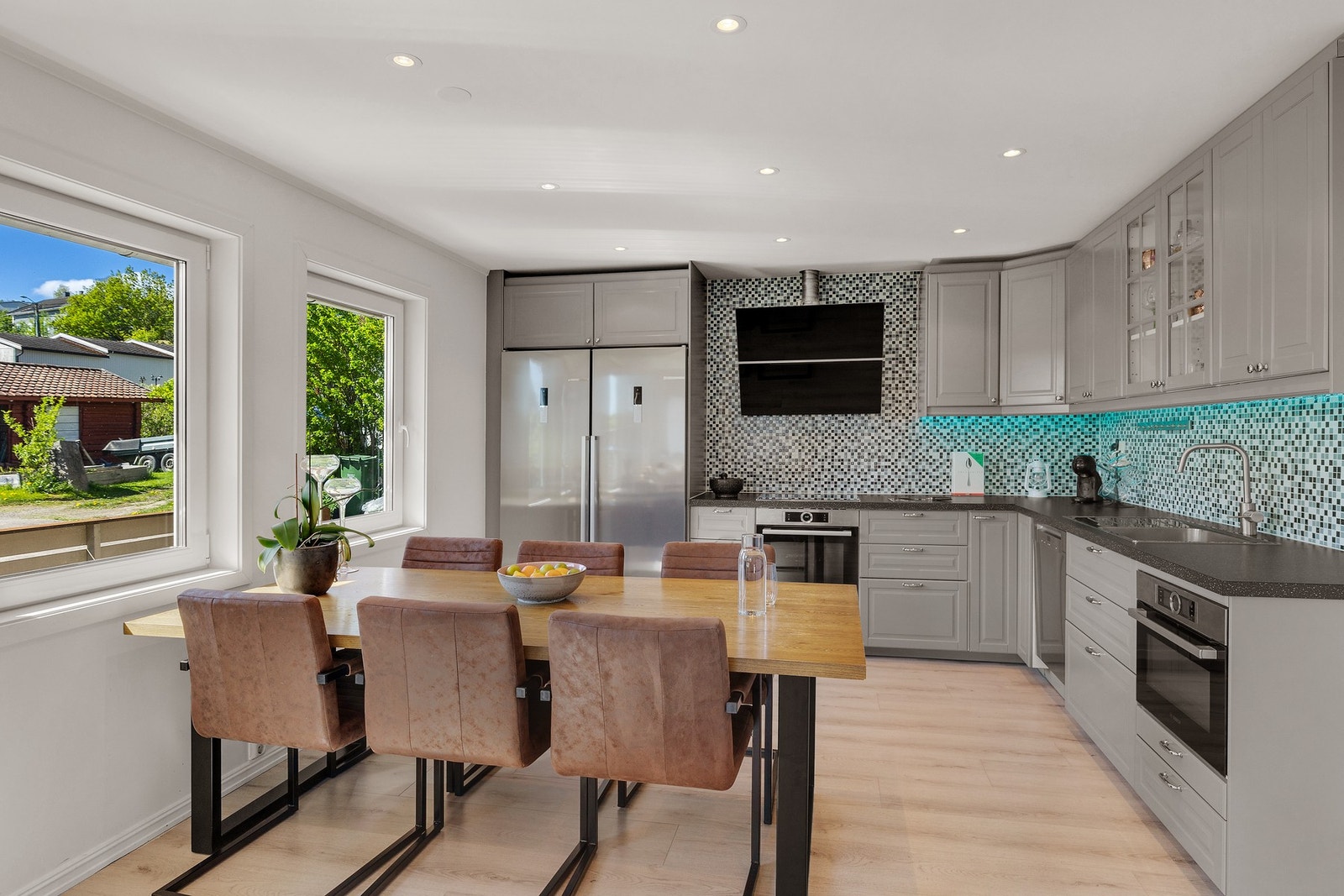 Pen kjøkkeninnredning med god skap- og benkeplass Galleribilde