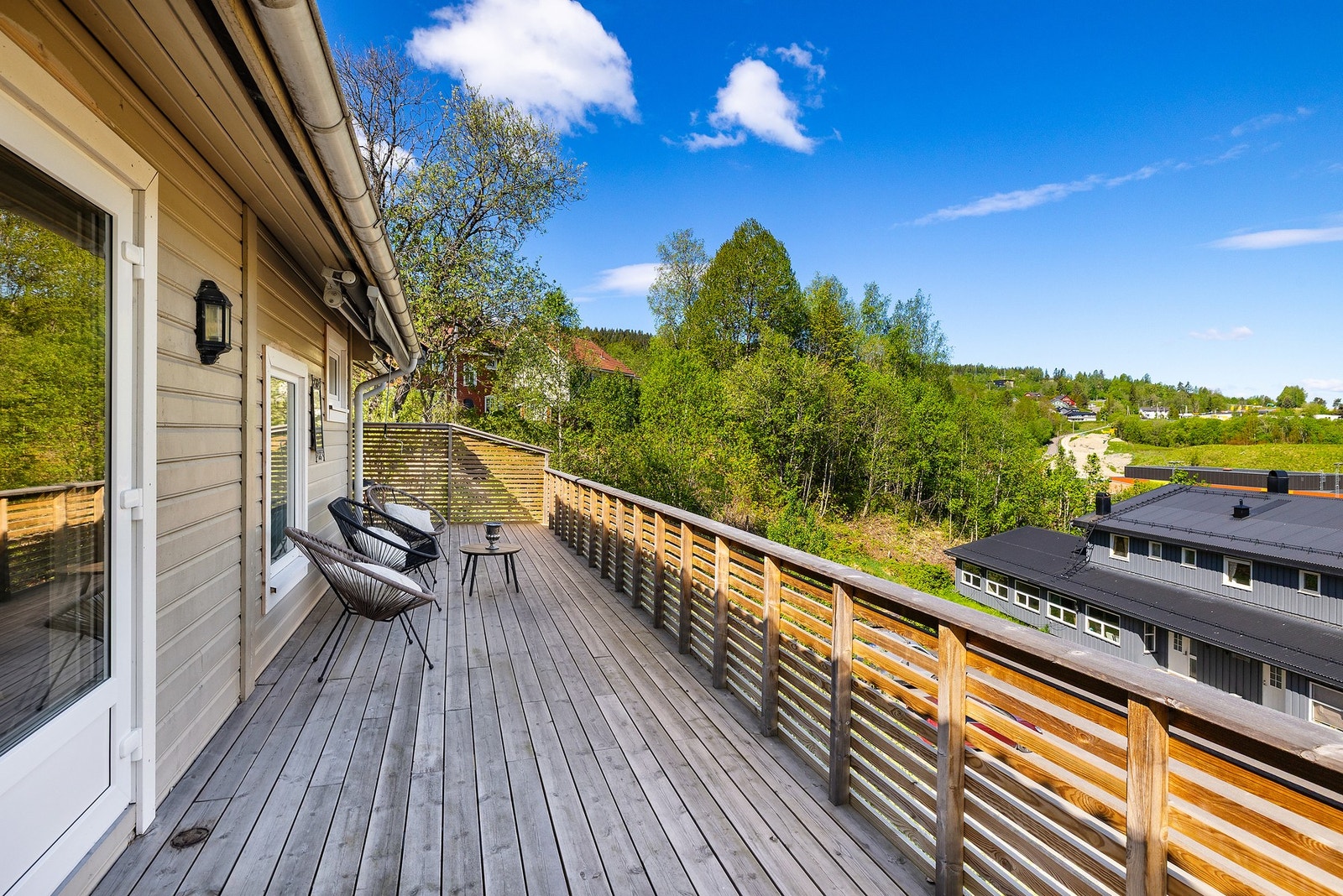 Nydelig veranda med gode møbleringsmuligheter Galleribilde