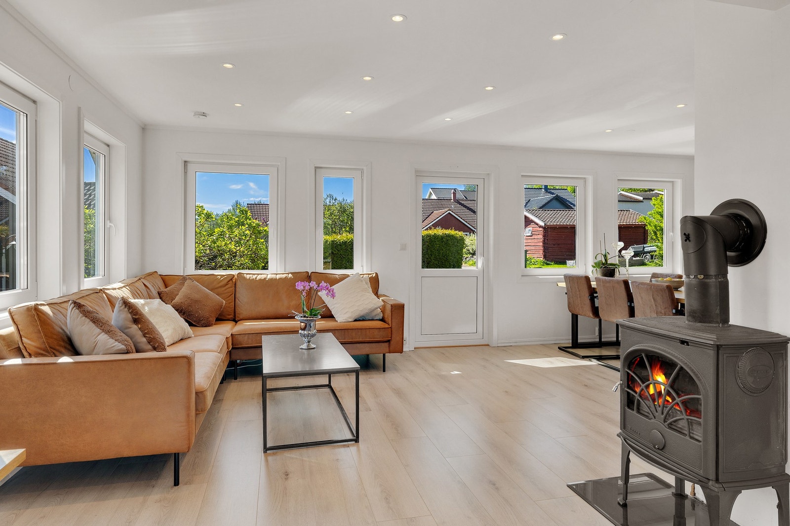 Boligen har nyere vinduer og slipper inn rikelig med naturlig lys Galleribilde