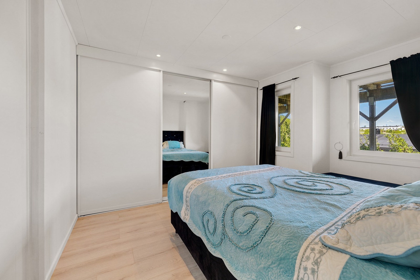 Lekkert hovedsoverom med stor skyvedørsgarderobe Galleribilde