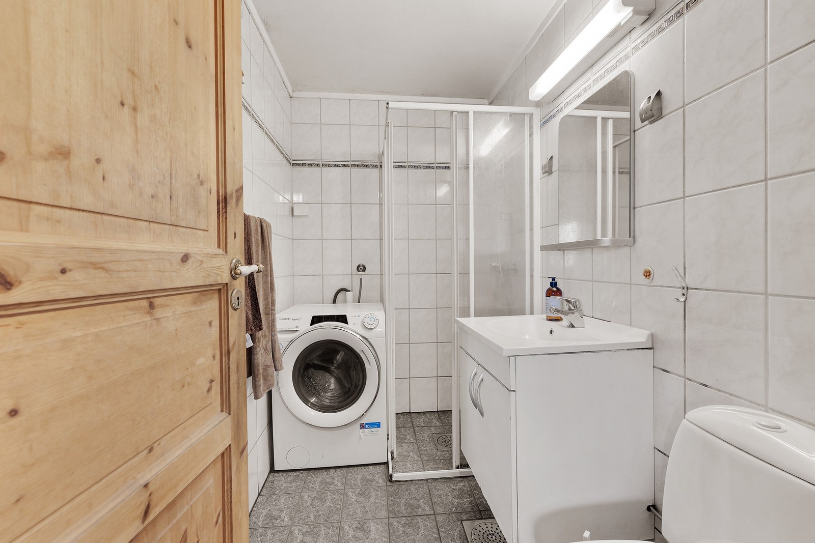 Den separate delen i underetasjen har flislagt bad med opplegg for vaskemaskin Galleribilde