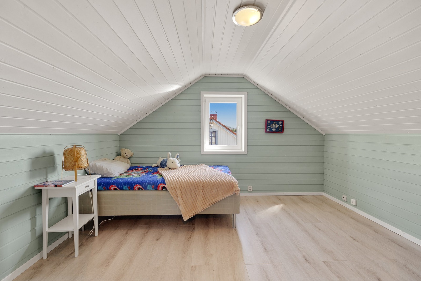 Rommene er malt i lyse, tidsriktige fargetoner og passer godt som barnerom, gjesterom eller hjemmekontor - alt etter ønske og behov! Galleribilde