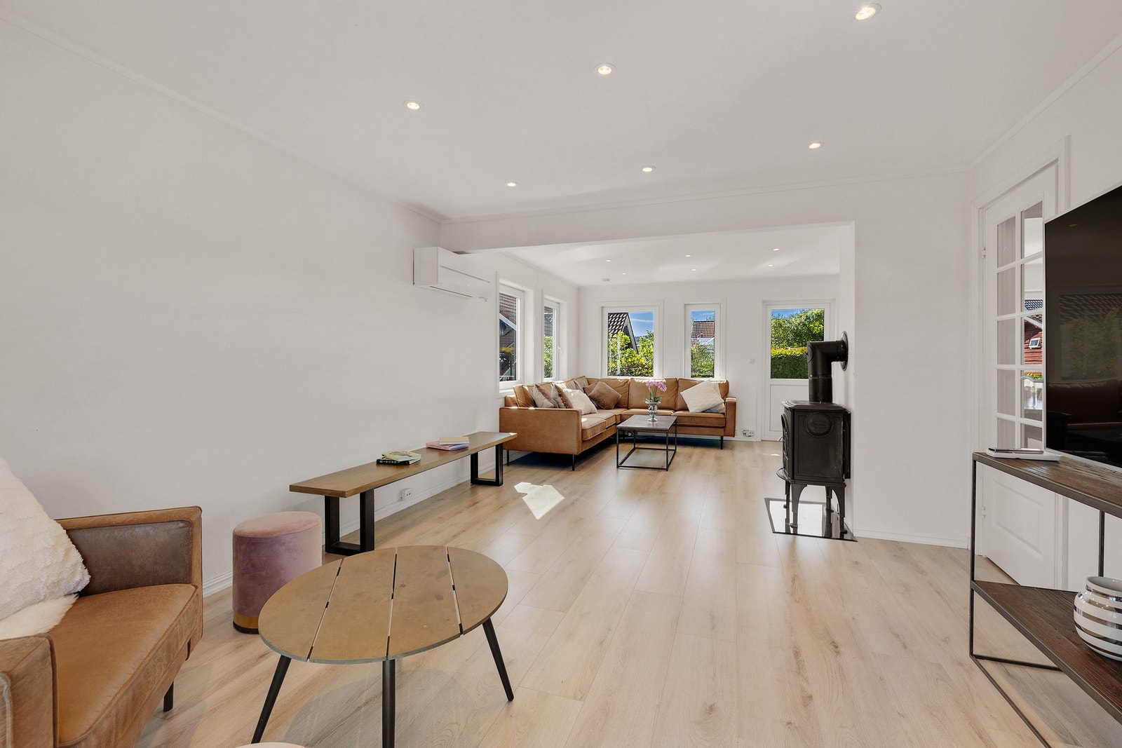 Stuen gir gode muligheter for møblering i flere soner Galleribilde