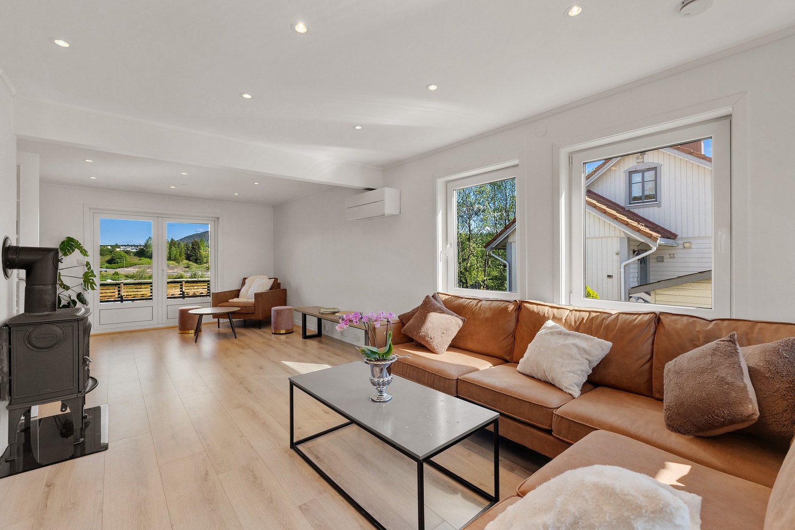 Stor stue med flere møbleringsalternativer Galleribilde