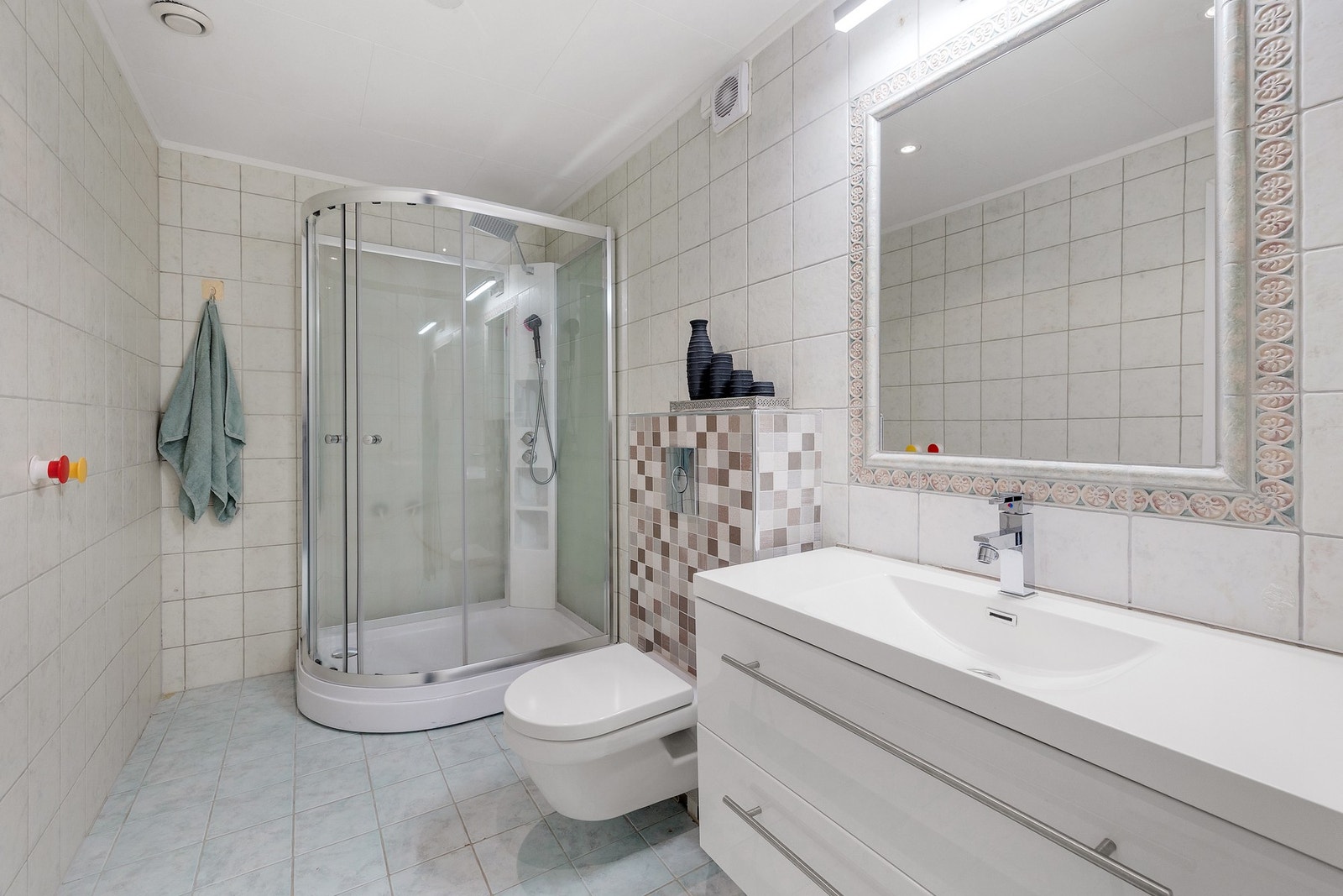 Pent, flislagt bad av god størrelse Galleribilde