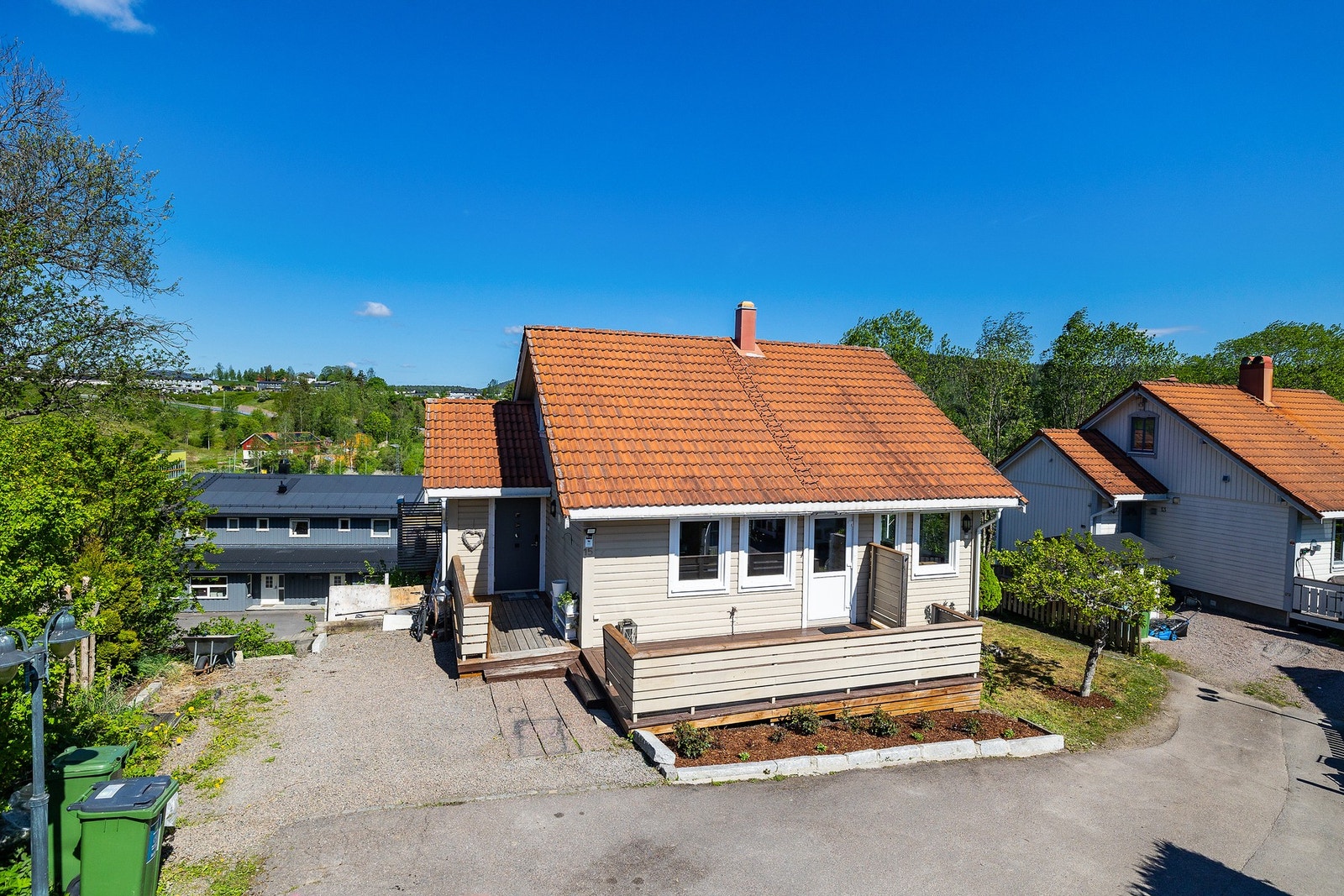 Pent opparbeidet tomt med plass til å parkere en bil - i tillegg følger plass i carport Galleribilde