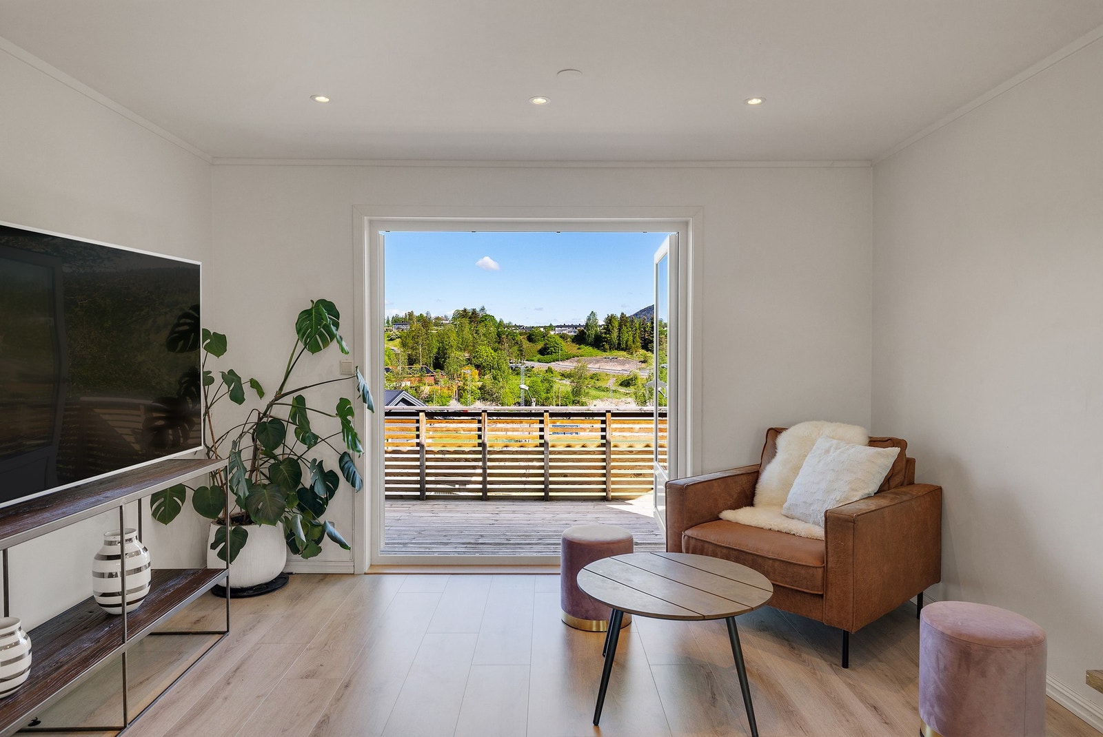 Fra stuen er det utgang til den herlige verandaen Galleribilde