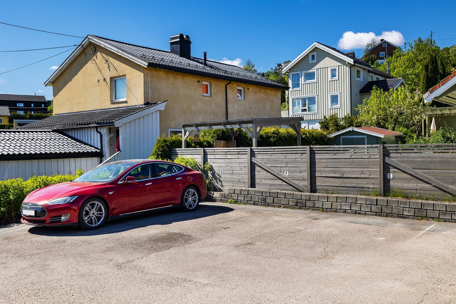 Det følger også en utendørs biloppstillingsplass med boligen Galleribilde