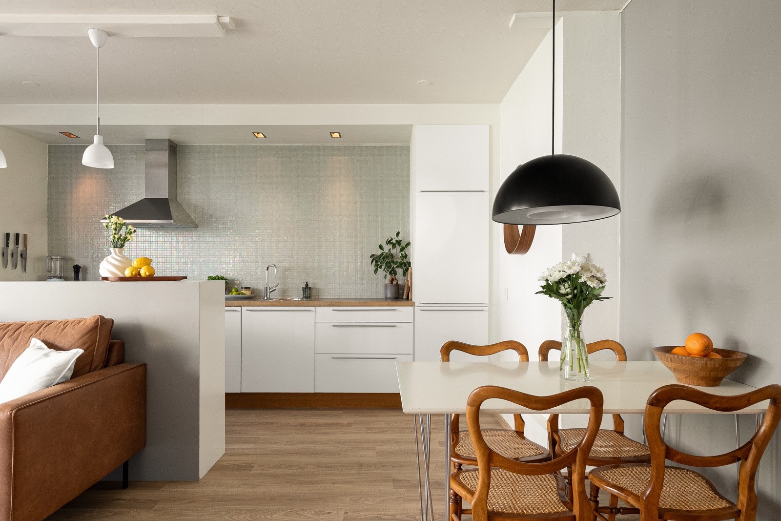 Åpen stue og kjøkkenløsning som er naturlig avgrenset med kjøkkenets bar. Dette skaper praktiske soner samtidig som det er et sosialt rom - leilighetens naturlige samlingspunkt. Galleribilde