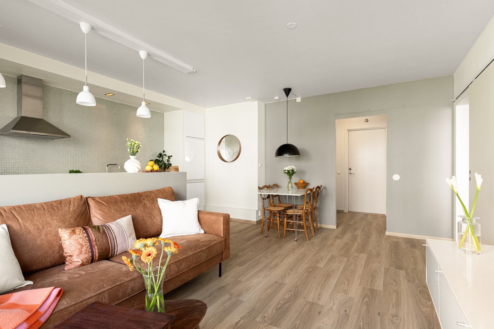 Kombinasjonen av rommets størrelse, himmlingshøyde målt til 2,49 og lysinnslipp skaper et flott oppholdsrom med god romfølelse. Galleribilde