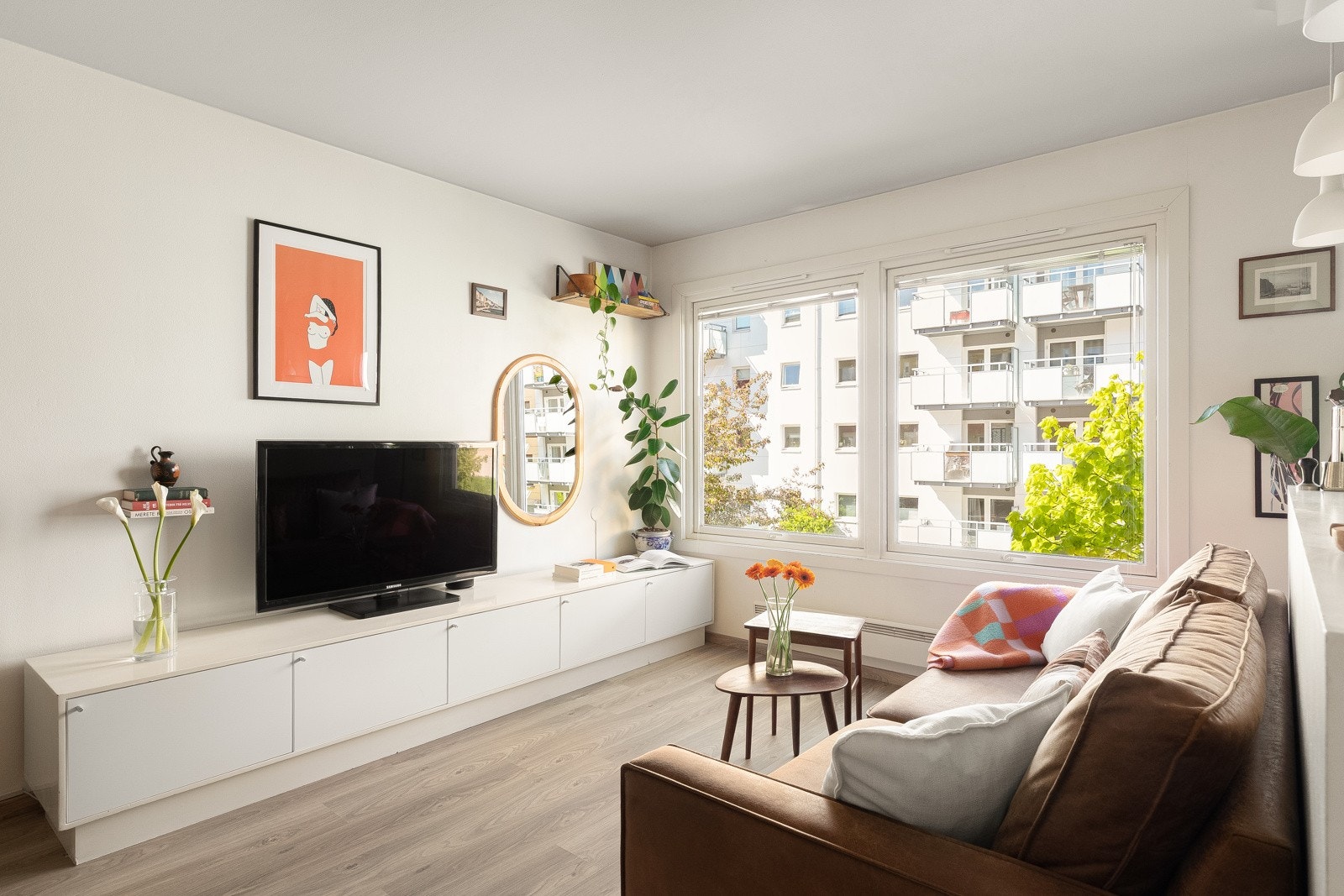 Romslig og luftig stue med god plass til sofaseksjon, mediemøblement og spisestue. Galleribilde