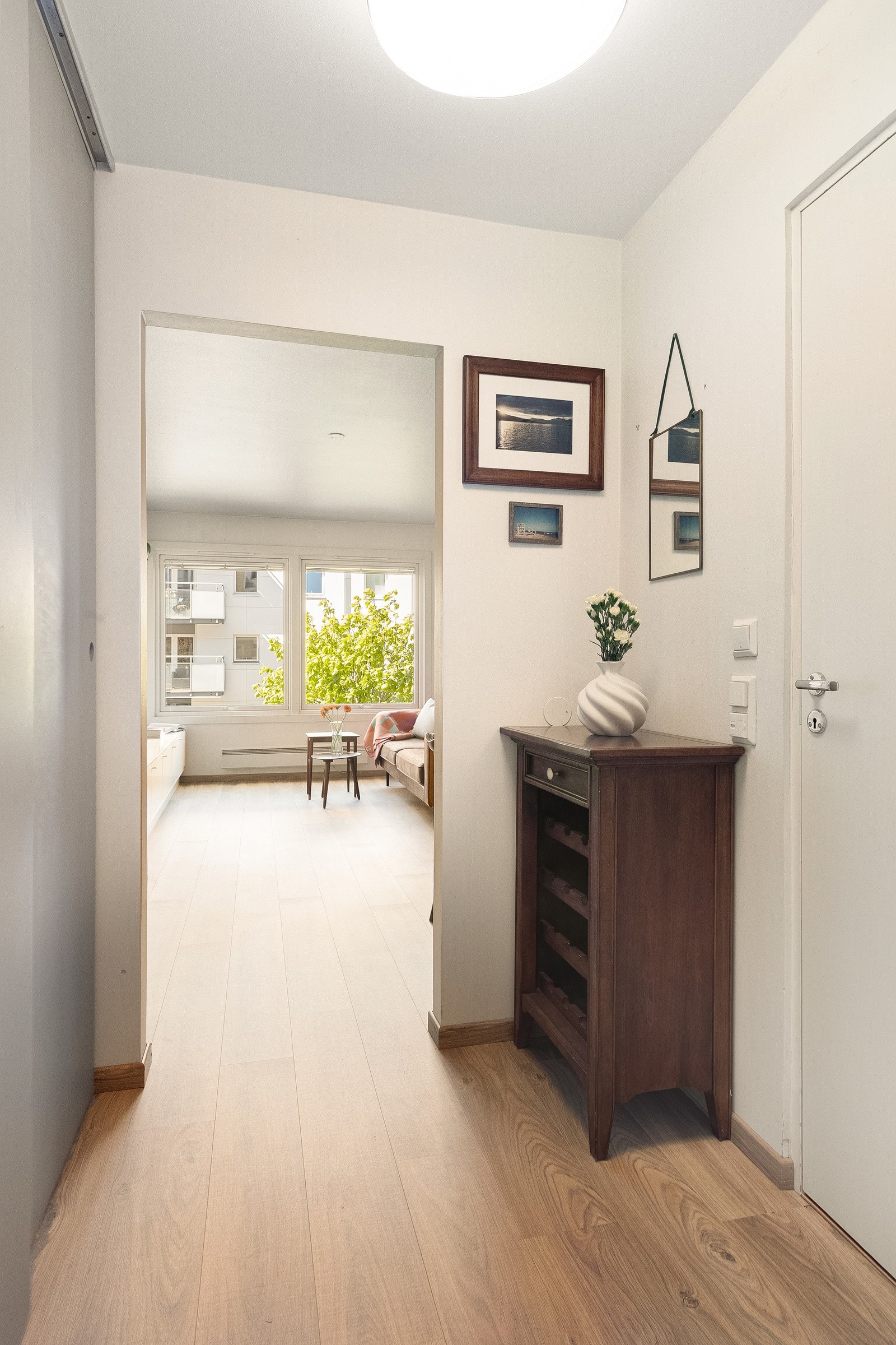 Hyggelig entré/gang med plass til oppheng av yttertøy og plassering av sko i praktisk skyvedørsgarderobe. Galleribilde