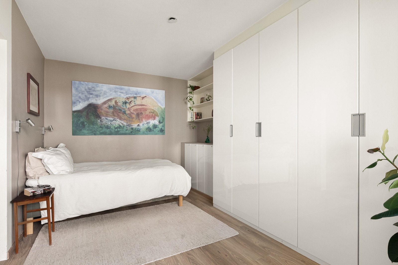 Stort soverom med god plass til dobbeltseng, nattbord og stor garderobeløsning. Galleribilde