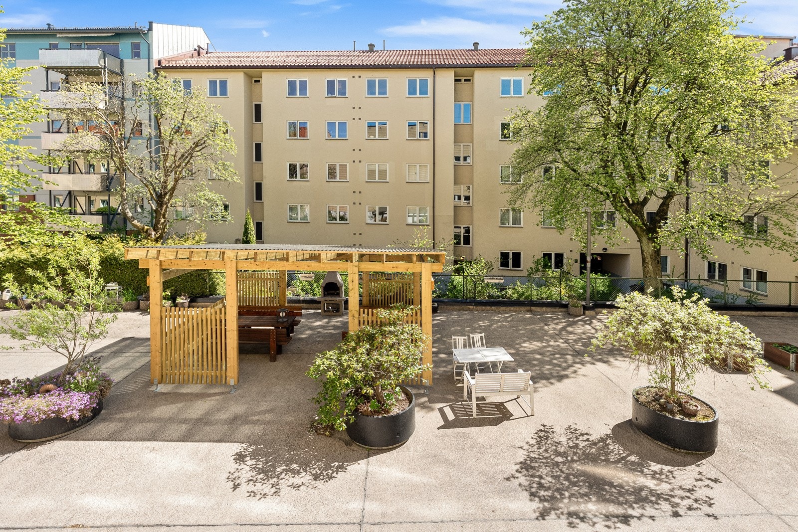 Hyggelig gårdsrom som er pent opparbeidet med to nye pergolaer med store sittegrupper. Videre er det utegrill og pen beplantning i sommerhalvåret. Galleribilde