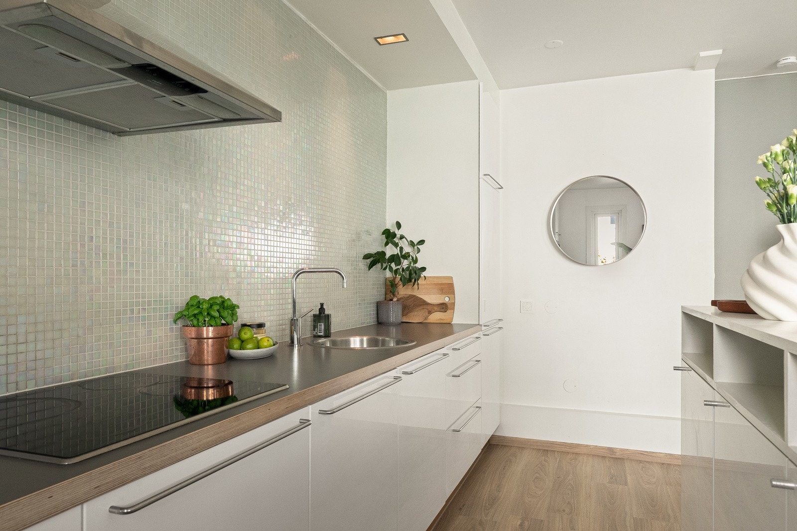 Innredningen har helintegrerte hvitevarer som stekeovn, koketopp, vaskemaskin og kjøle-/fryseskap. Galleribilde