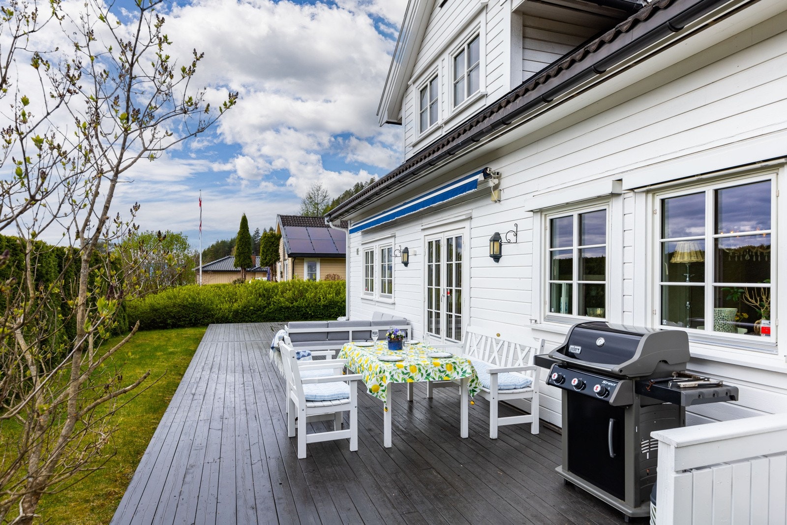 På terrassen er det god plass til flere loungemøblement, utemøblement og for eksempel grill Galleribilde
