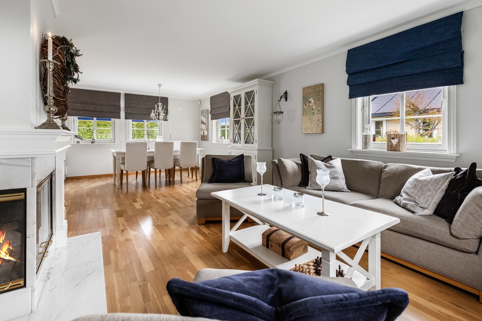 Sentralt i stuen er det i nyere tid montert en flott "egnelsk peis" for ekstra varme og hygge. Glassvegene kan skyves opp Galleribilde