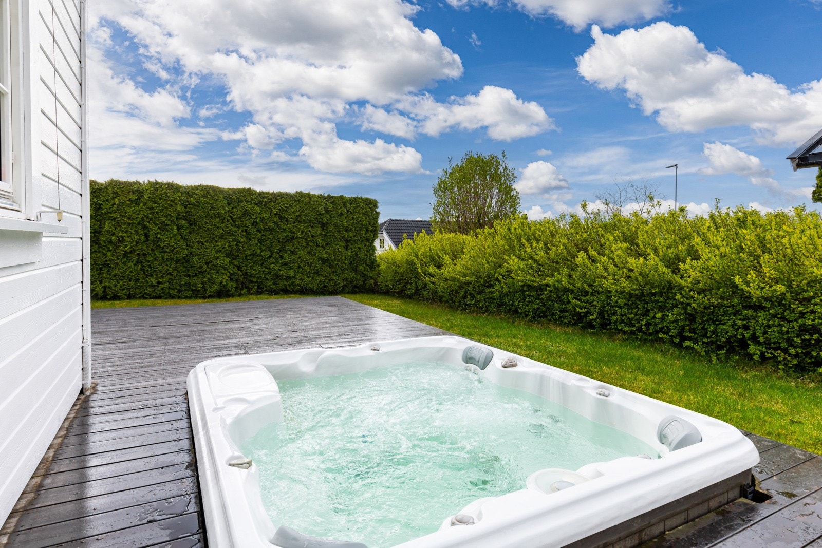 På vestsiden av terrassen er det nedfelt jacuzzi Galleribilde