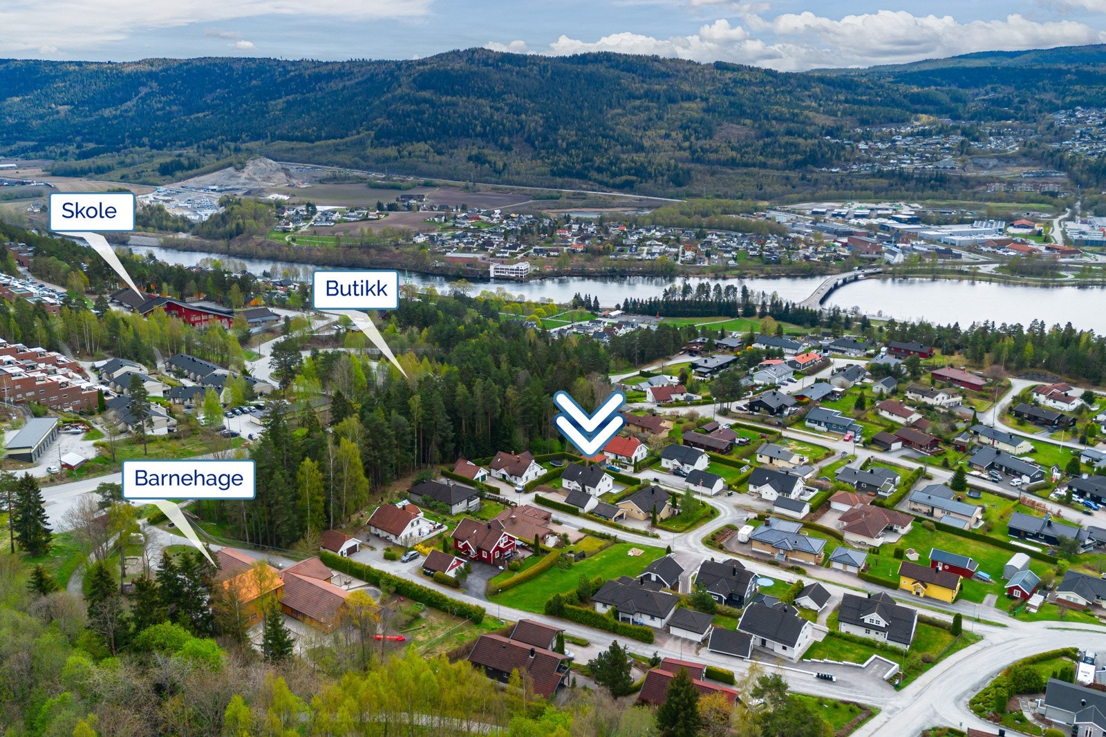 Eiendommen ligger nesten innerst i blindvei, i et område som er meget barnevennlig, med kort vei til barne- og ungdomsskole samt barnehager. Kort gangavstand til Kiwi Stenseth, ca. 600 meter Galleribilde