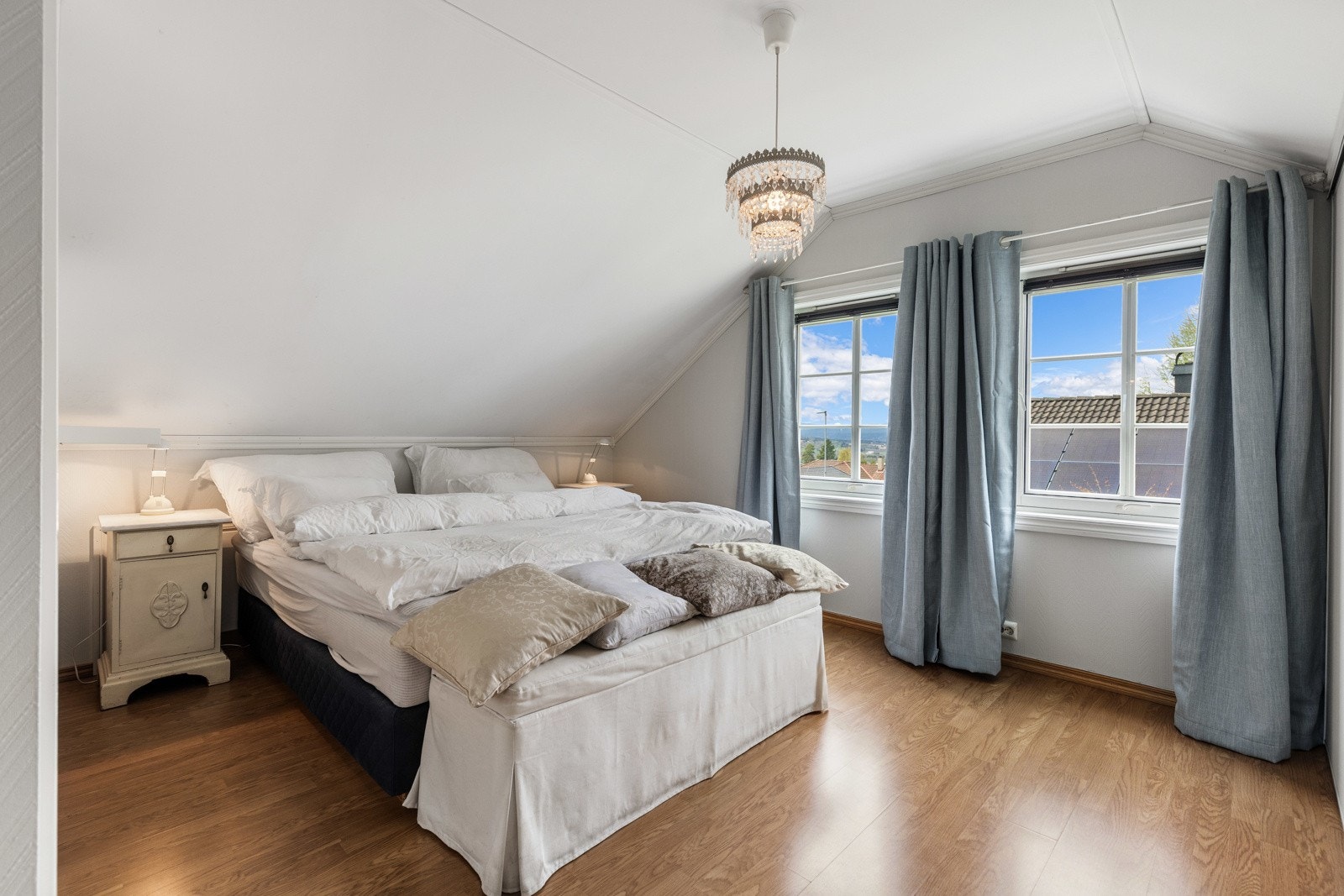 Hovedsoverom med god plass til dobbeltseng, nattbord mm. Galleribilde