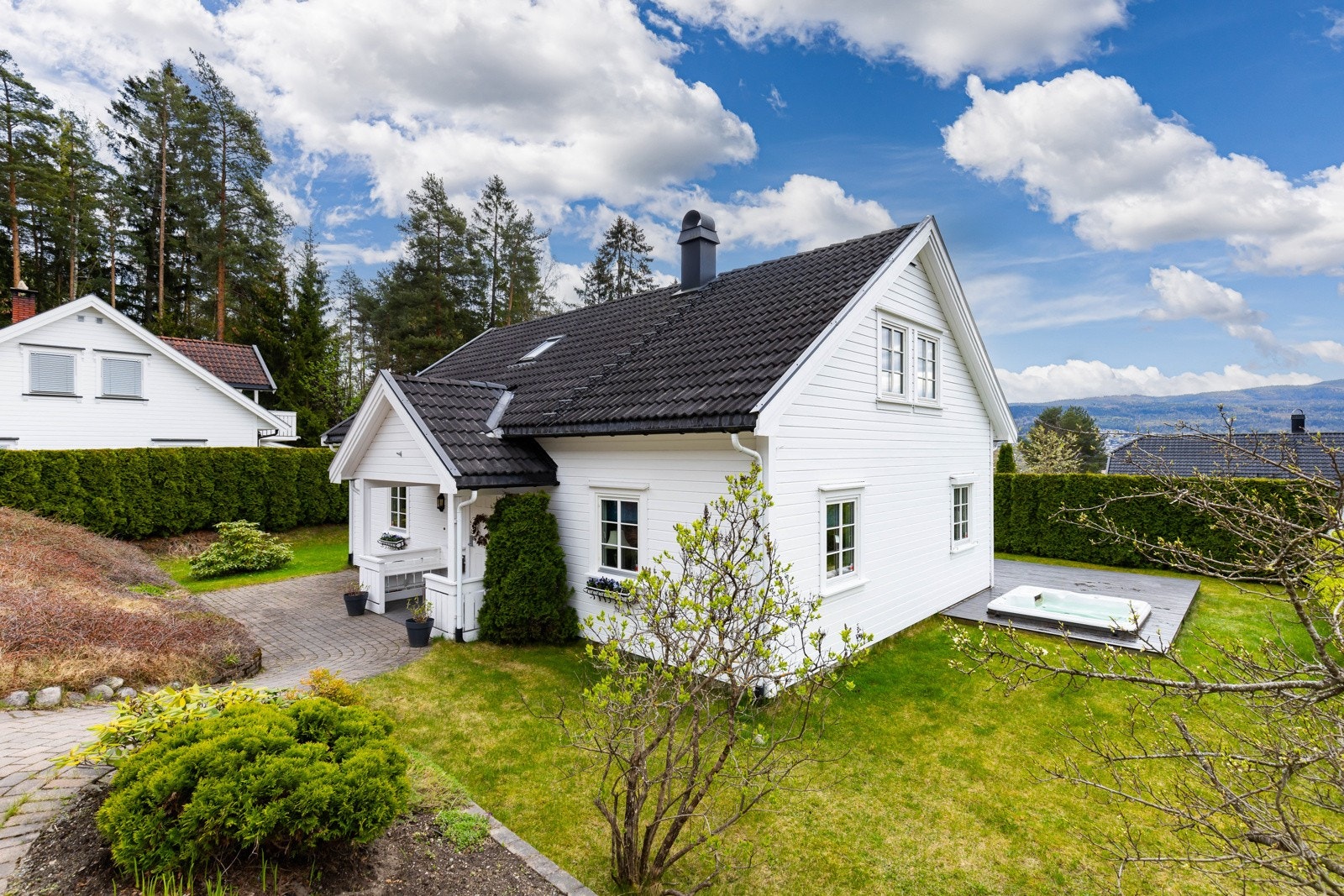 Boliogen er oppført med støpt gulv mot grunn. Tak med saltaksform tekket med takstein Galleribilde