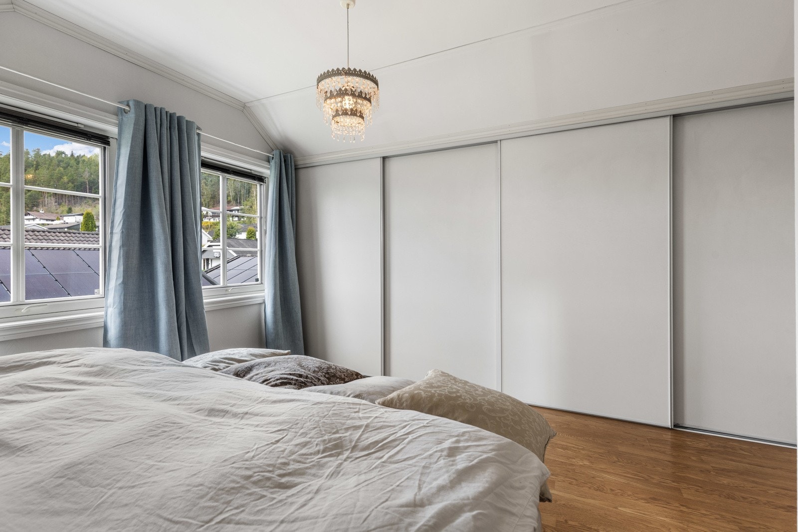 Hovedsoverommet har montert en stor skyvedørsgarderobe Galleribilde
