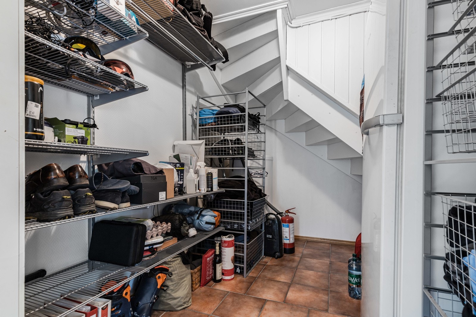 Innvendig og romslig oppbevaringsbod, tilknyttet hallen for ytterligere lagringsplass Galleribilde