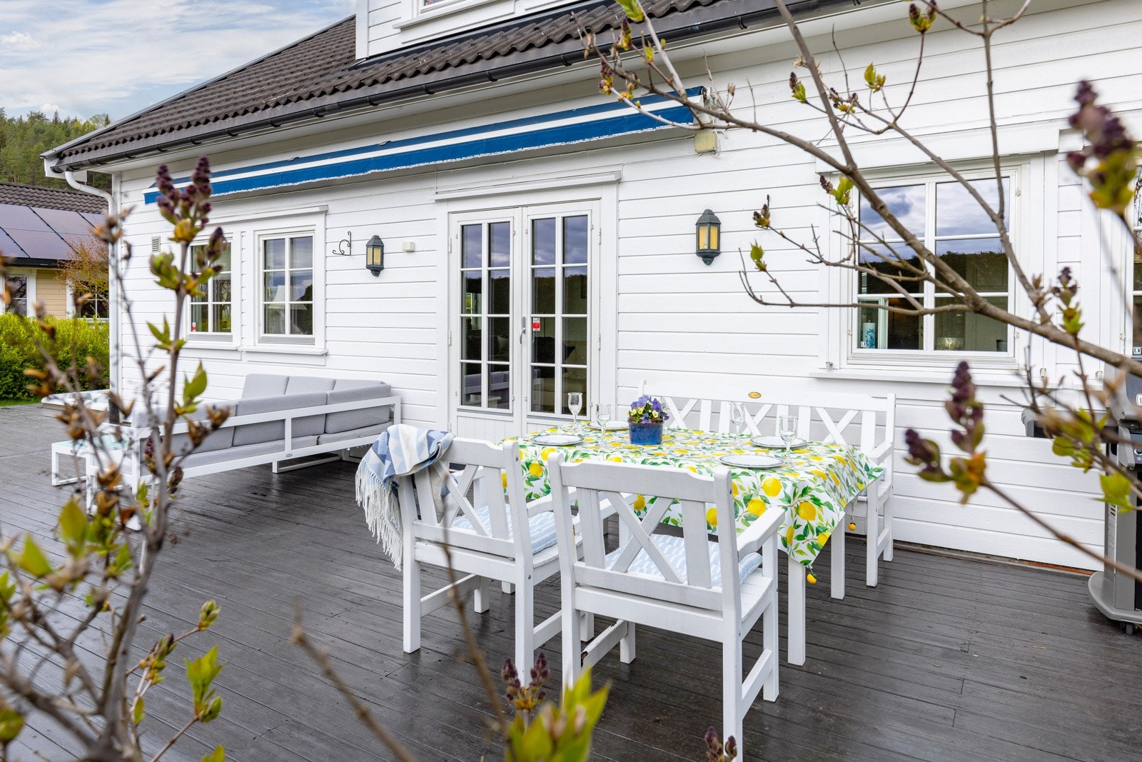Terrassen har utebelysning, stikkontakter og markise Galleribilde