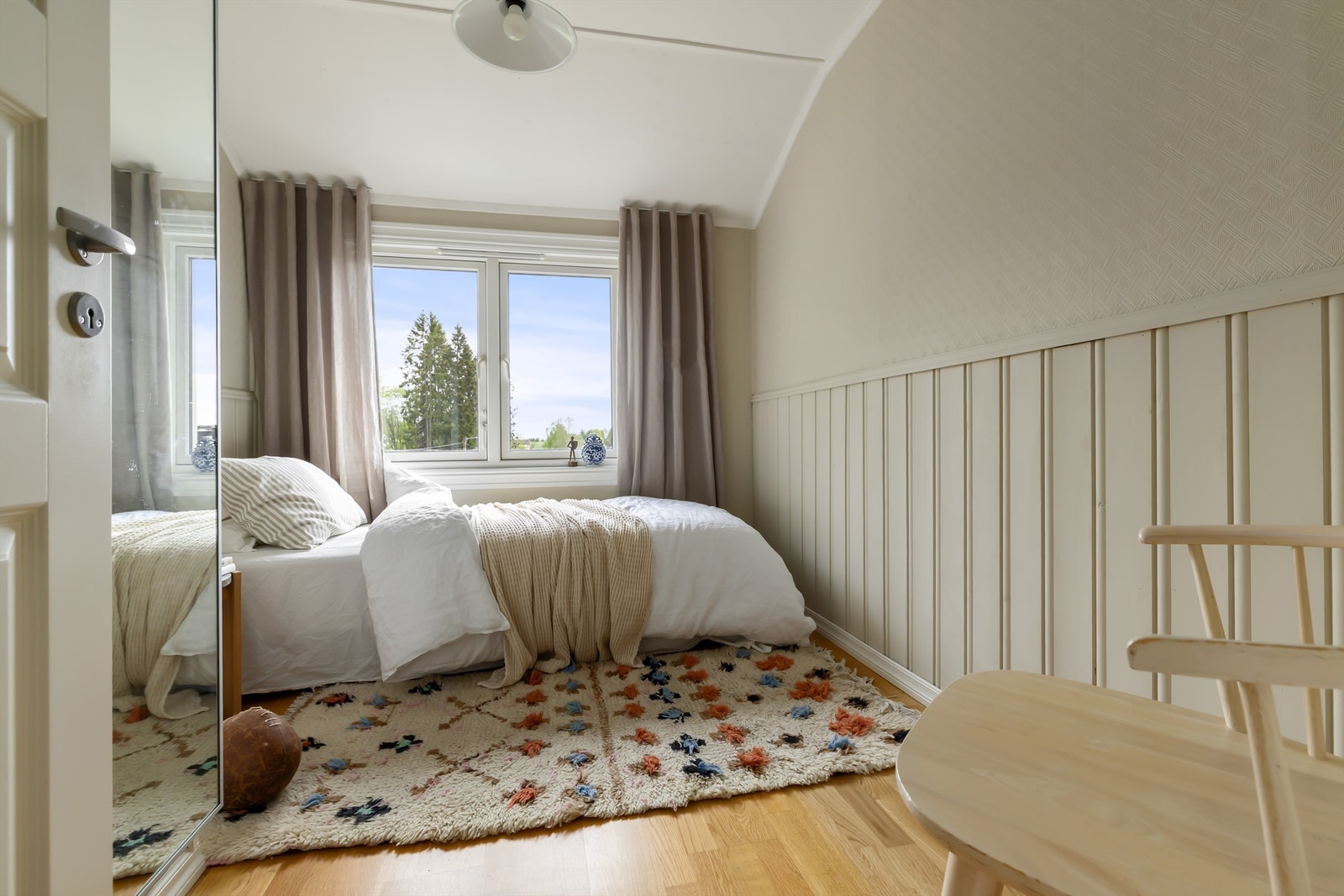 Det tredje soverommet er også lyst og luftig med god plass til seng, oppbevaring og kontor Galleribilde