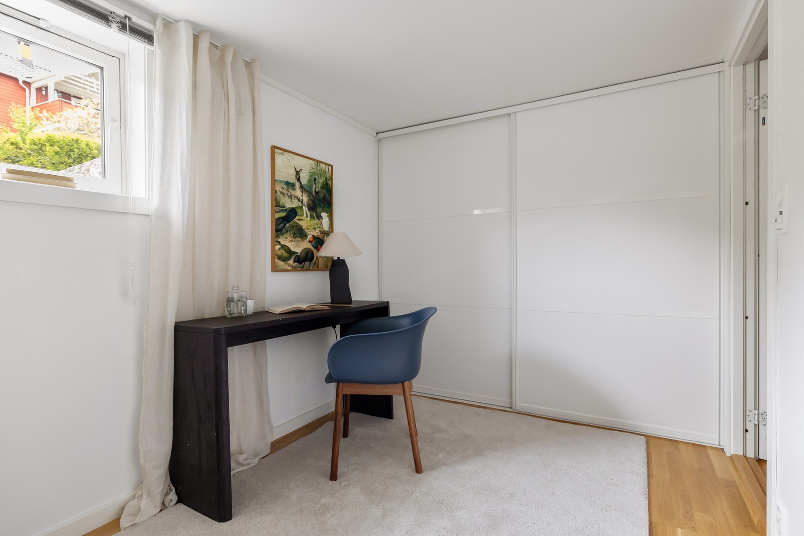 Plassbygd skyvedørsgarderobe er montert og gir god lagringskapasitet Galleribilde