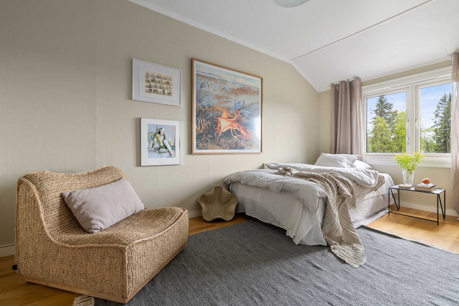 Boligens andre soverom er også av god størrelse og således fleksibelt i bruk Galleribilde