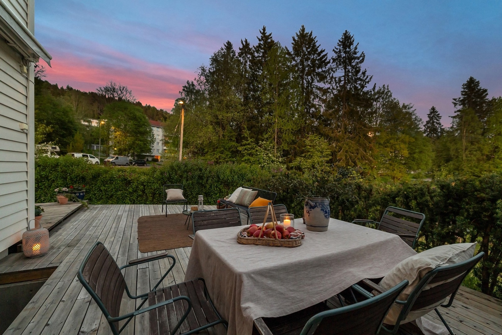 Her er det god plass til både stor sittegruppe, spisebord med stoler, grill, hyller m.m. Galleribilde