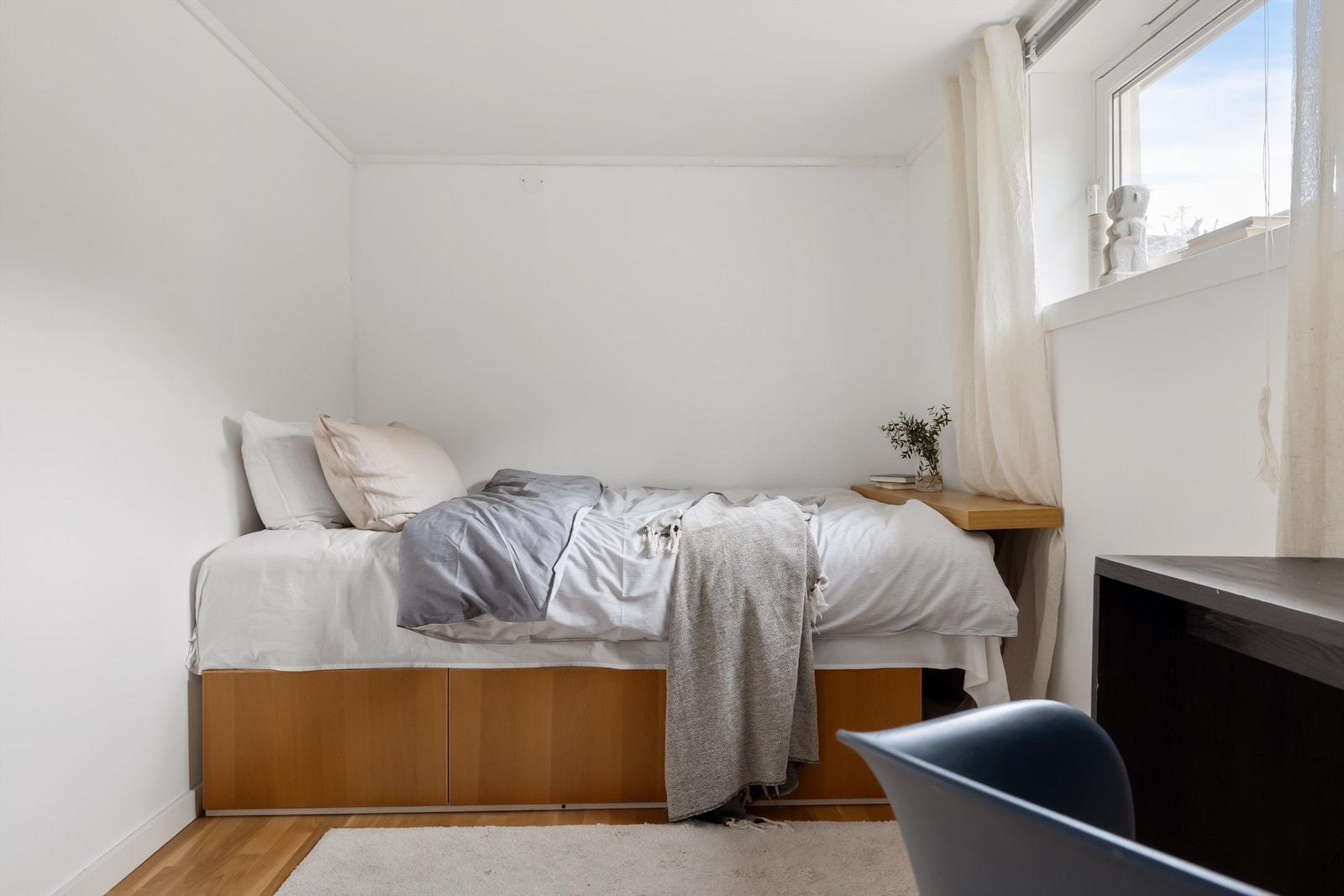 Rommet har hvitmalte vegg- og himlingsflater og klassisk eikeparkett på gulv med varmekabler Galleribilde