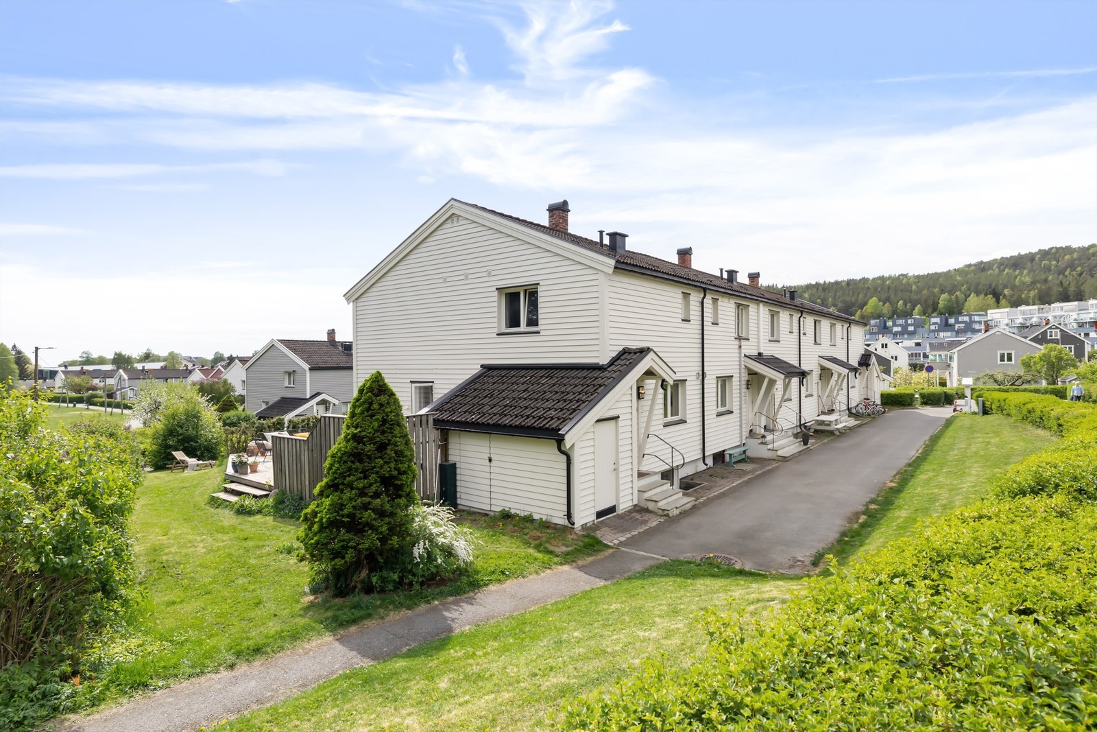 Utvendige trapp ved inngangsparti ble rehabilitert i 2021, her det det varmekabler i trapp Galleribilde