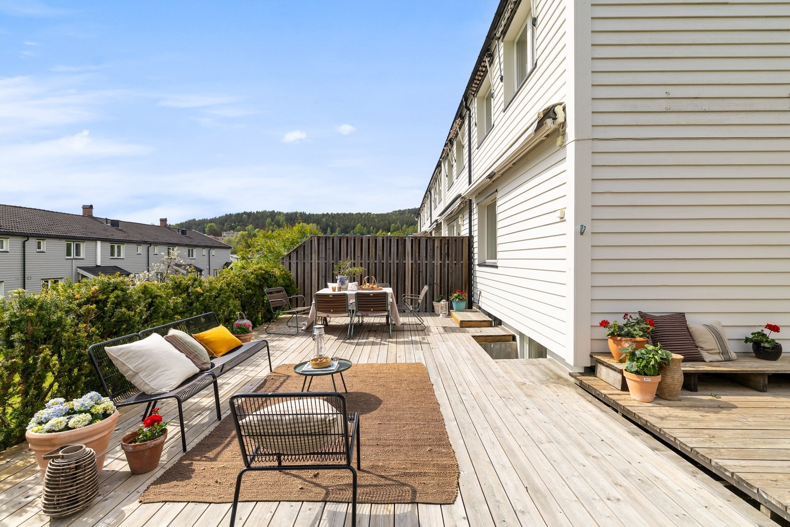 Markise er montert og gjør uteplassen deilig sval på de varmeste sommerdagene Galleribilde