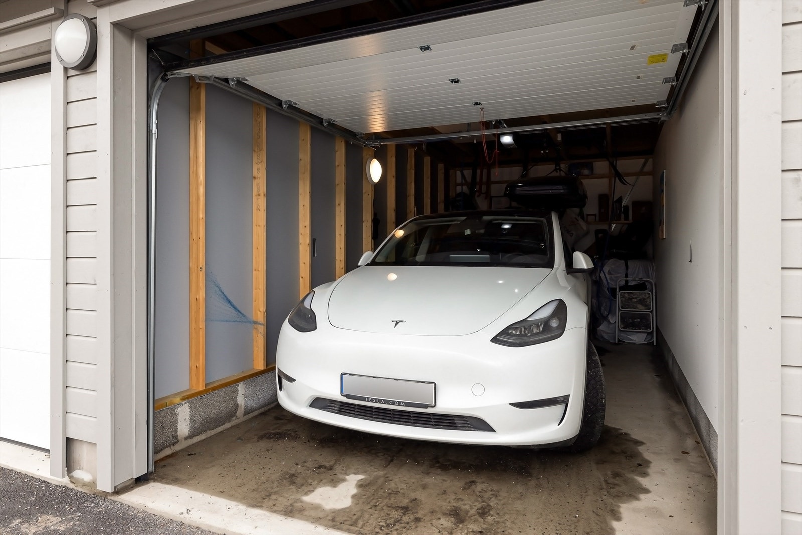 Garasje på ca. 18 kvm med infrastruktur til elbillader - garasjen har hems med adkomst via nedfellbar stige. (Bildet er lån fra tidligere salg) Galleribilde