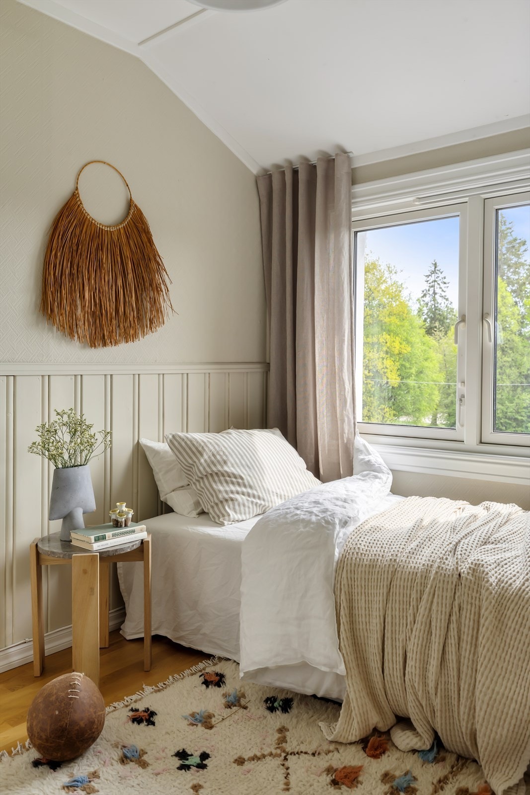 Alle soverommene har stort vindu som gir gode lysforhold Galleribilde