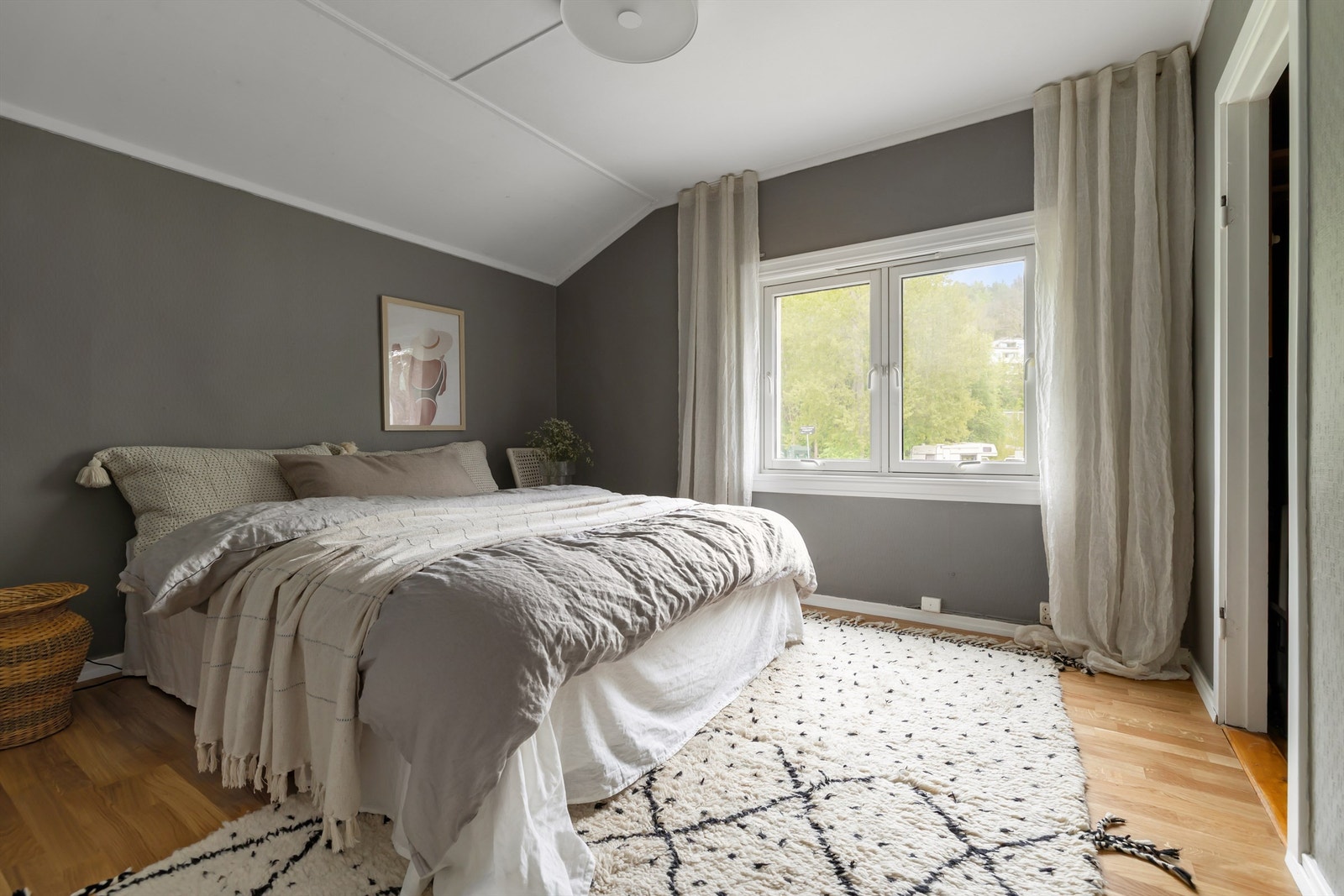 Boligens hovedsoverom har godt med lysinnslipp fra stort vindu - høyt og fritt beliggende hvor du kan sove med vinduet åpent helt uten forstyrrelser Galleribilde