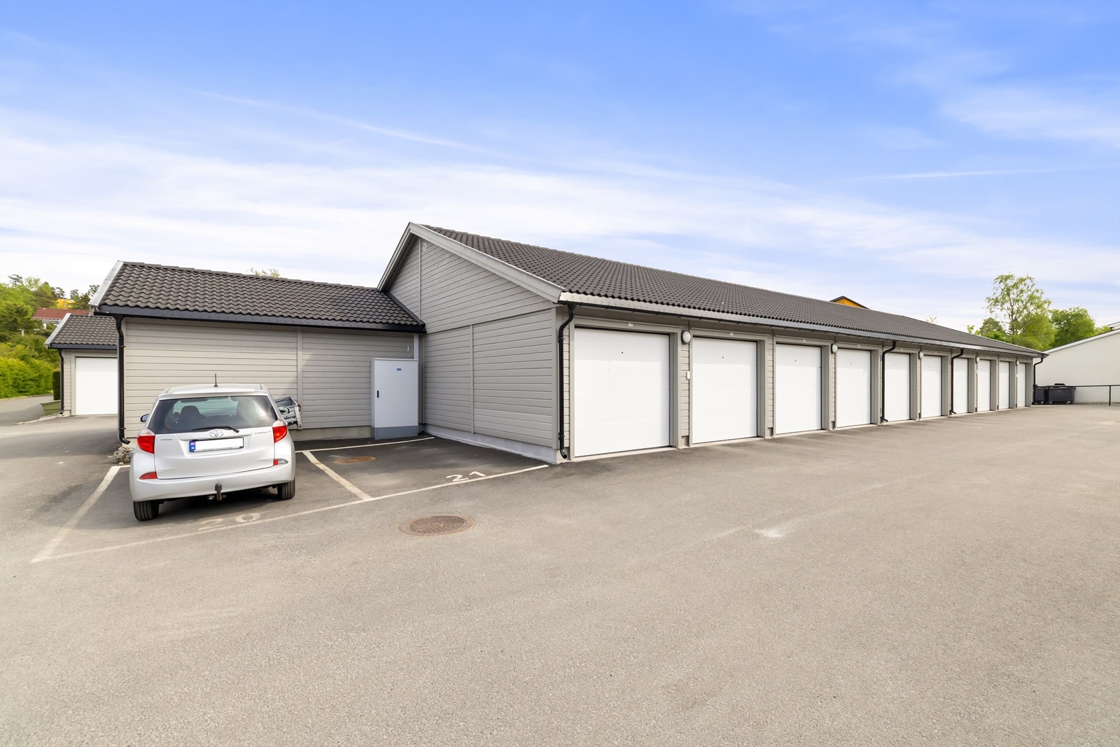 Alle rekkehusene disponerer egen garasje som sto ny så sent som i 2019 Galleribilde