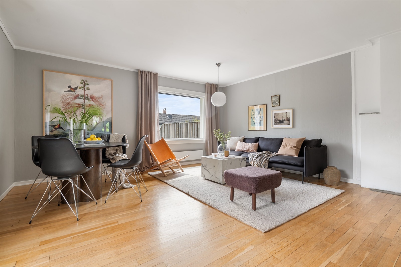 Romslig stue med en spennende utforming som byr på flere møbleringsmuligheter og mulighet for flere soner Galleribilde